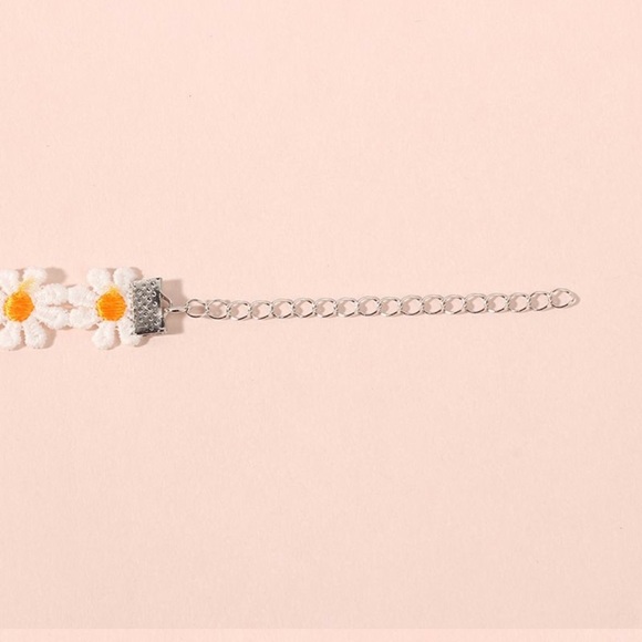 Sweet little daisy chain choker - Picture 3 of 3